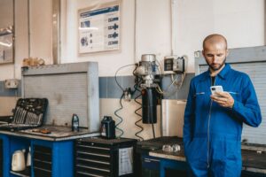 Fahrzeug-Apps im Kfz-Betrieb: Smarte Tools für Azubis 2026